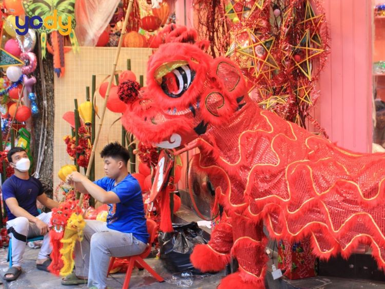 Check-in tại Hàng Mã với trống Lân rộn ràng