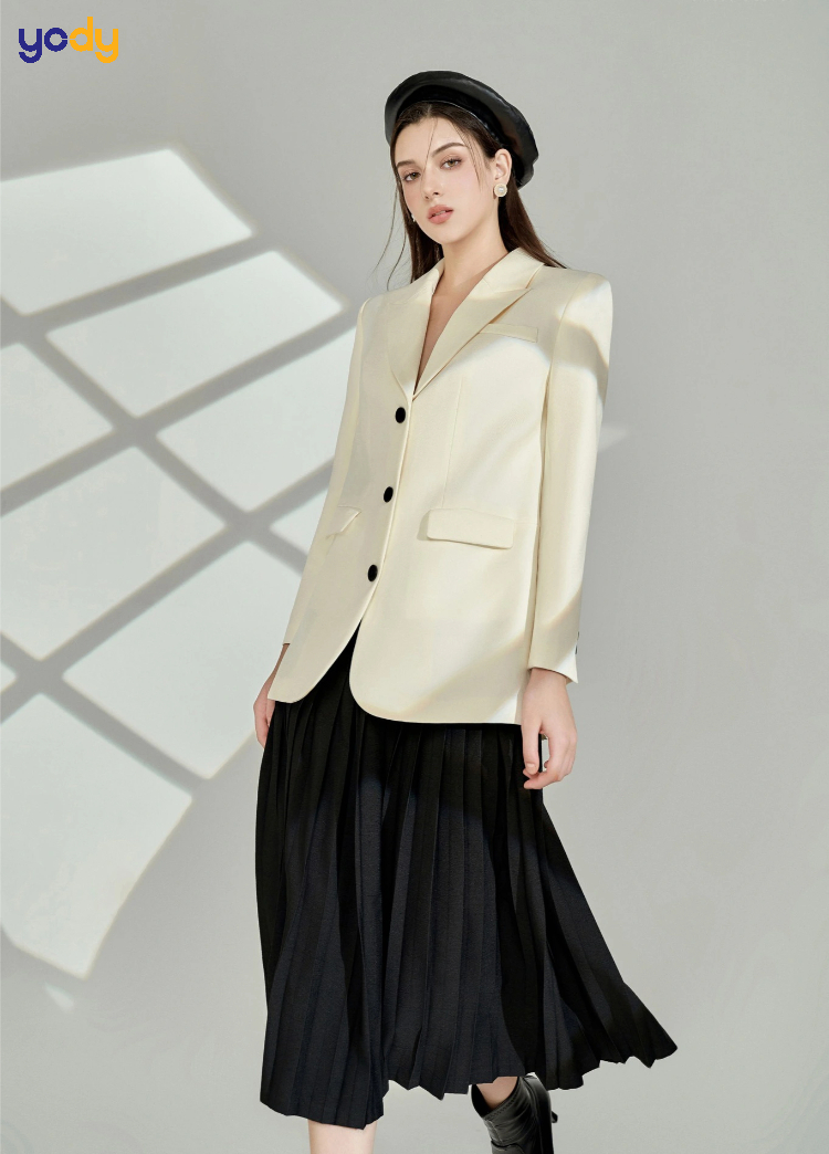 Kết hợp chân váy xếp ly dài với áo blazer