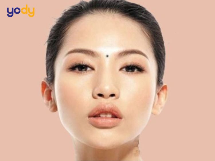 Phụ nữ có nốt ruồi giữa 2 lông mày có sự nghiệp rất thông công
