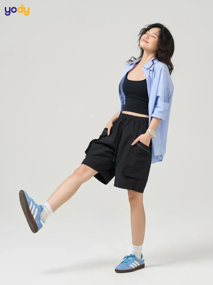 Kết hợp với áo croptop bên trong