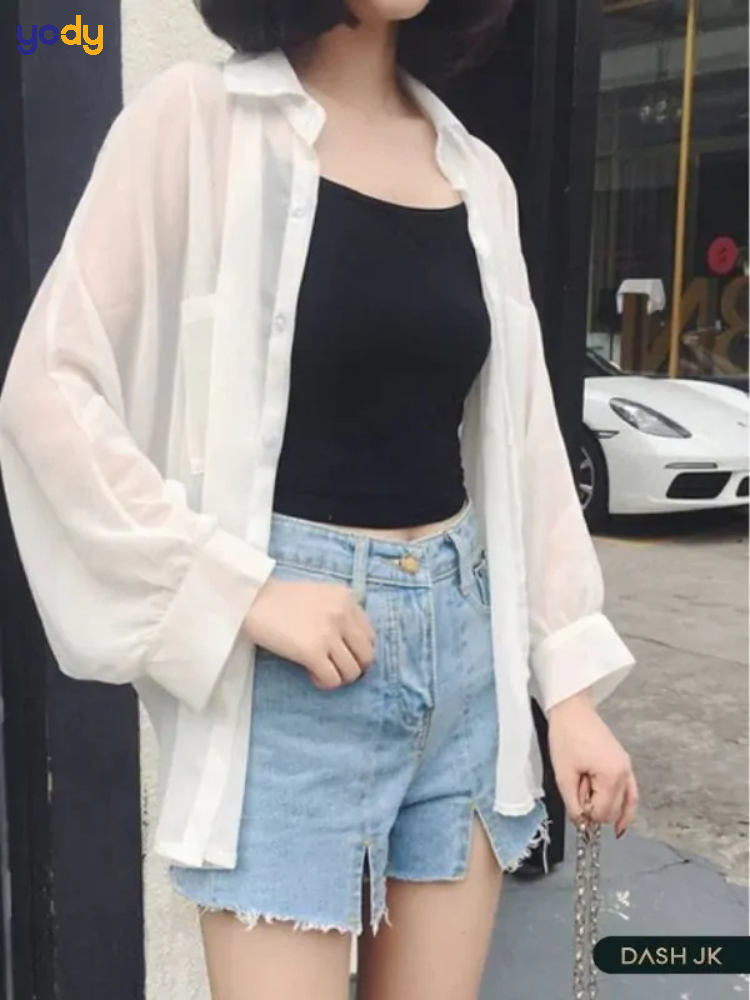 Layer áo sơ mi oversize với áo hai dây