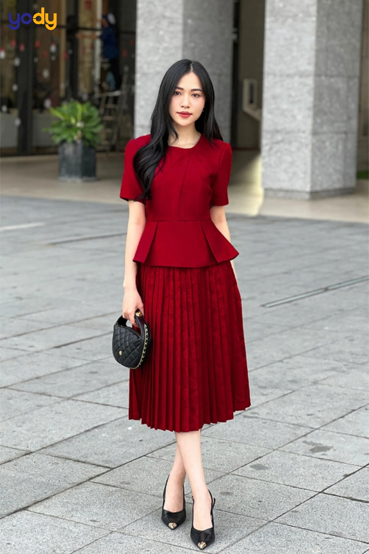 Kết hợp chân váy xòe dài với giày cao gót và túi xách thanh lịch