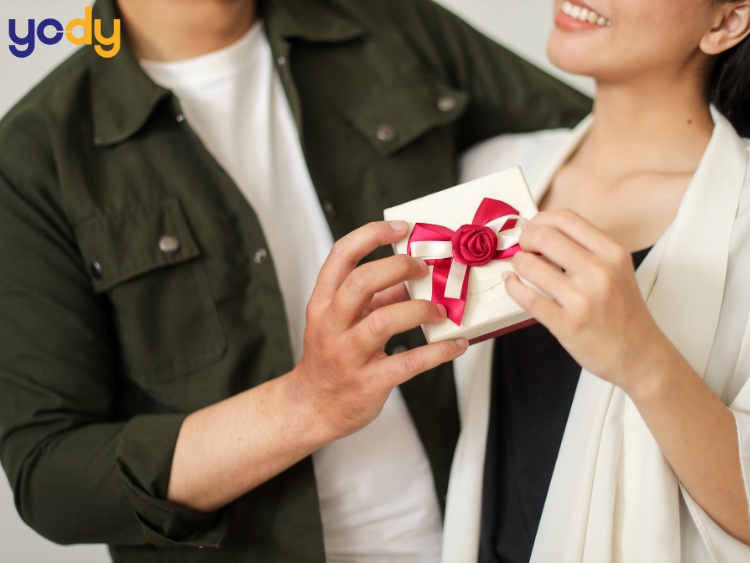 Bạn nên tìm hiểu sở thích của người nhận trước khi tặng quà 20/10 cho người yêu