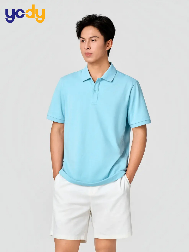 Áo polo phối với quần shorts kaki
