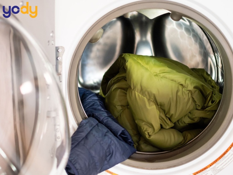 Giặt áo phao lông vũ tránh bị vón cục cần giặt nhanh và phơi ở nơi thoáng gió
