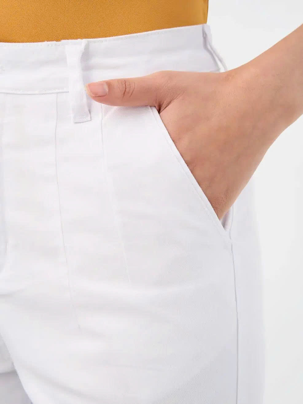 Kiểm tra chất vải và độ che phủ dưới ánh sáng để đảm bảo độ dày như ý