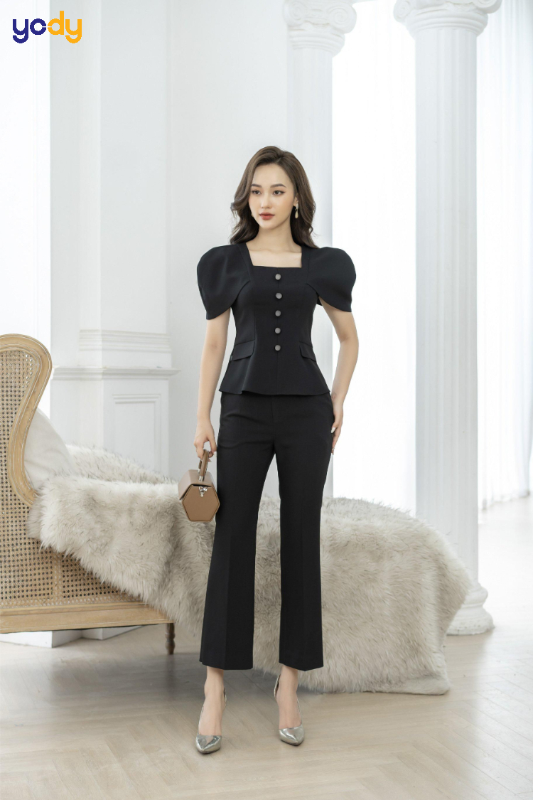 Quần tây dáng ôm với áo sơ mi Peplum