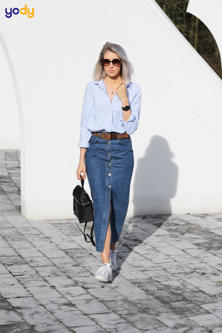 Chân váy jean phối với áo sơ mi thanh lịch