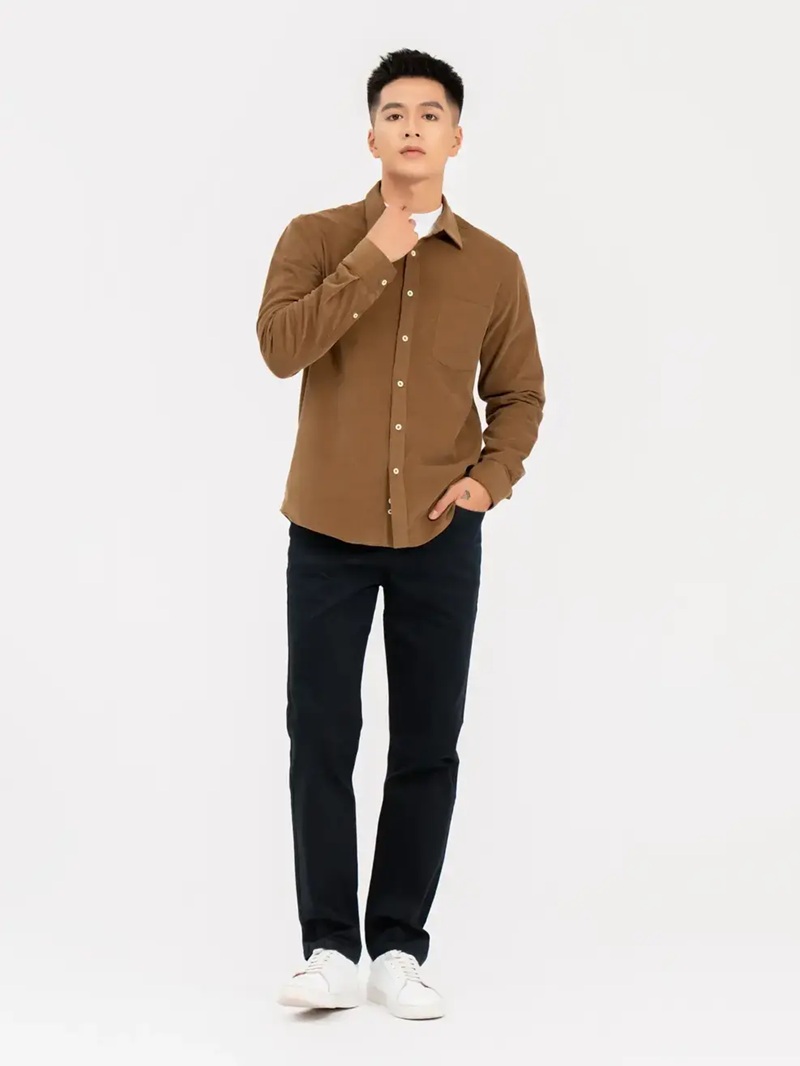Quần jean đen Slim-Fit tạo phong cách gọn gàng, thanh lịch.