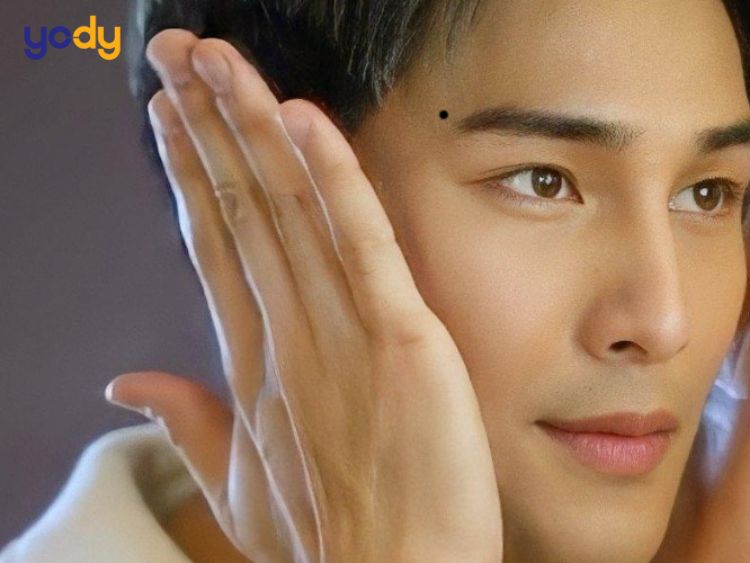 Nốt ruồi ở đuôi lông mày phải nổi rõ, to và đậm màu là dấu hiệu của tài lộc và thuận lợi trong làm ăn.