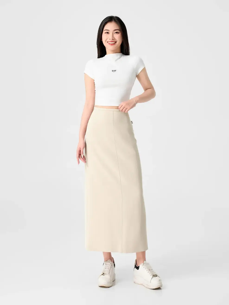 Áo thun ôm phối cùng chân váy dài cho vẻ ngoài năng động