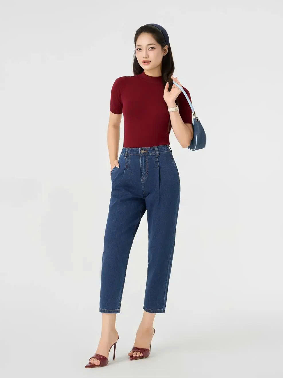 Áo thun là một trong những cách phối đơn giản nhất với quần jean nữ baggy