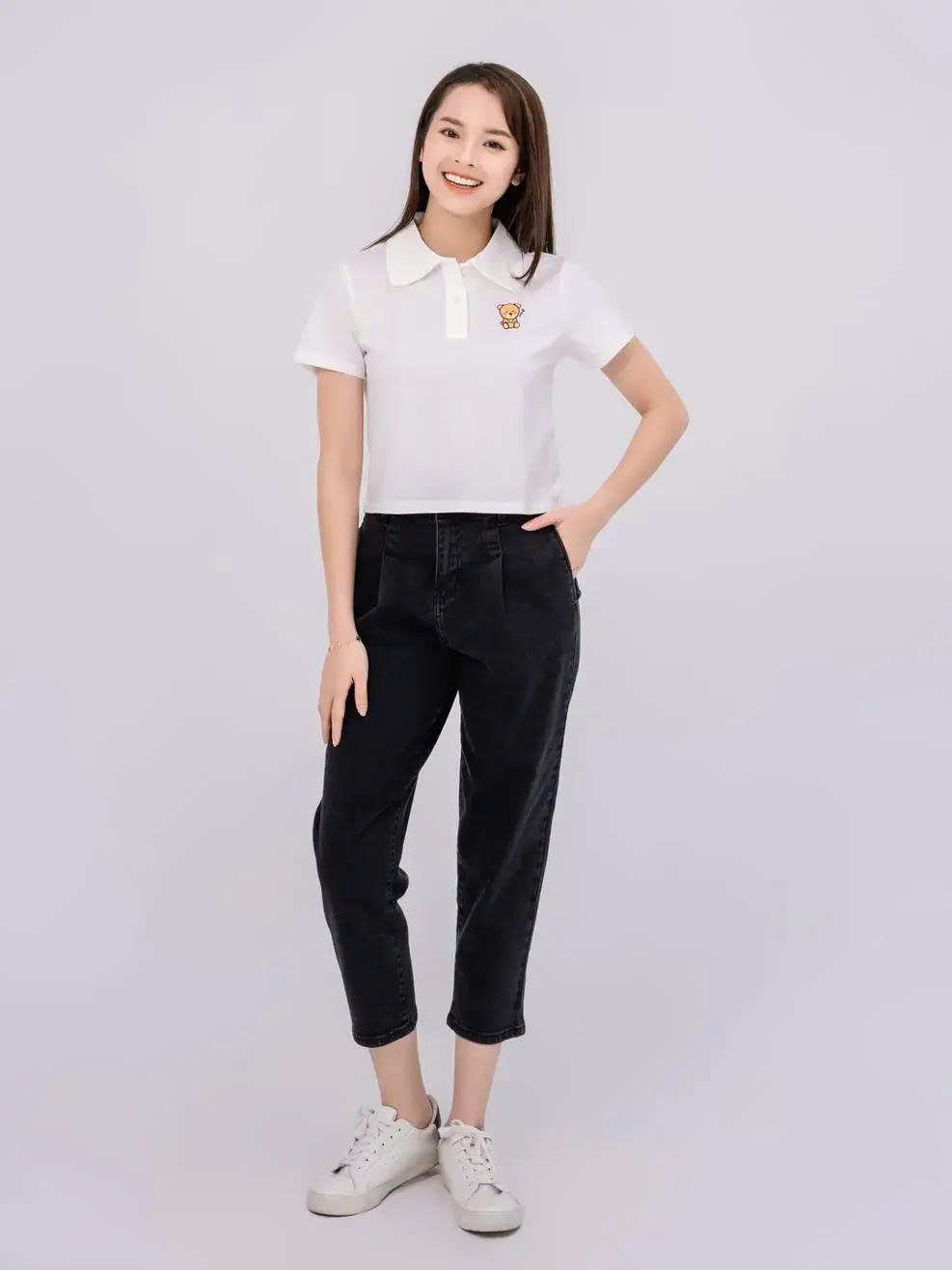 Áo dáng ngắn là lựa chọn dễ tạo sự cân đối khi mặc cùng quần baggy cạp cao
