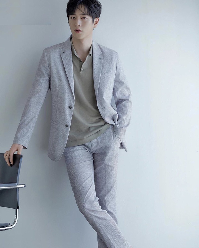 Áo polo mặc bên trong bộ suit hoặc blazer