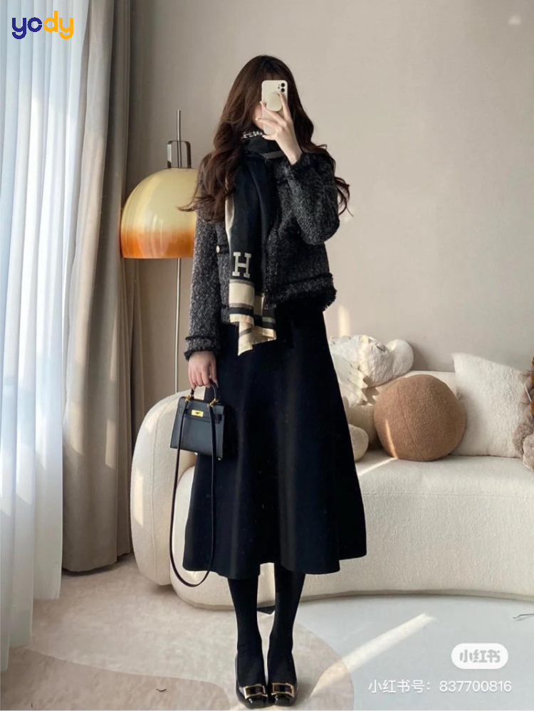 Chân váy dài đen kết hợp với áo khoác dạ