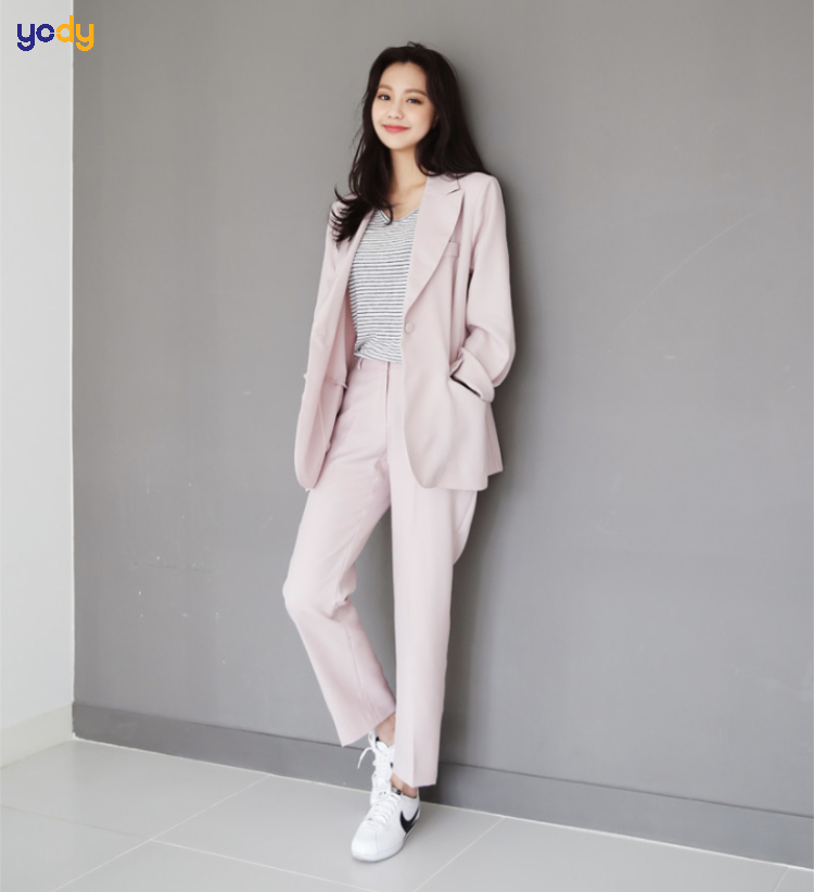 Sử dụng giày thể thao đế cao với quần tây ống đứng