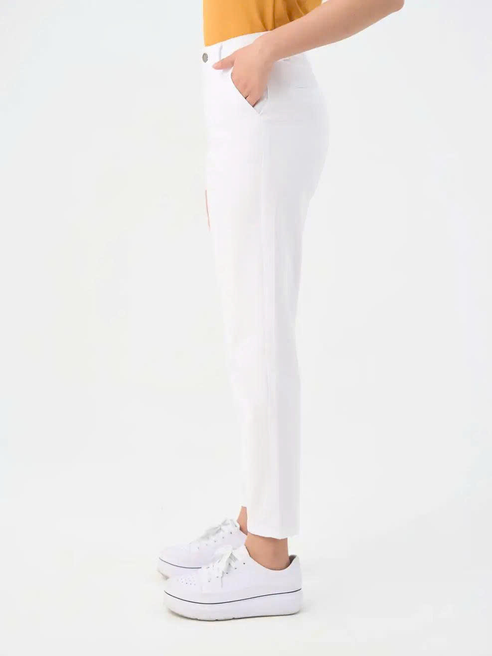 Slim-fit và skinny đều là những kiểu quần có độ ôm, nhưng cách tạo phom khác nhau