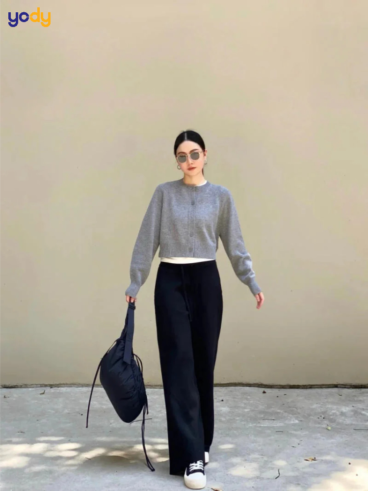 Quần tây đen phối với áo cardigan dài