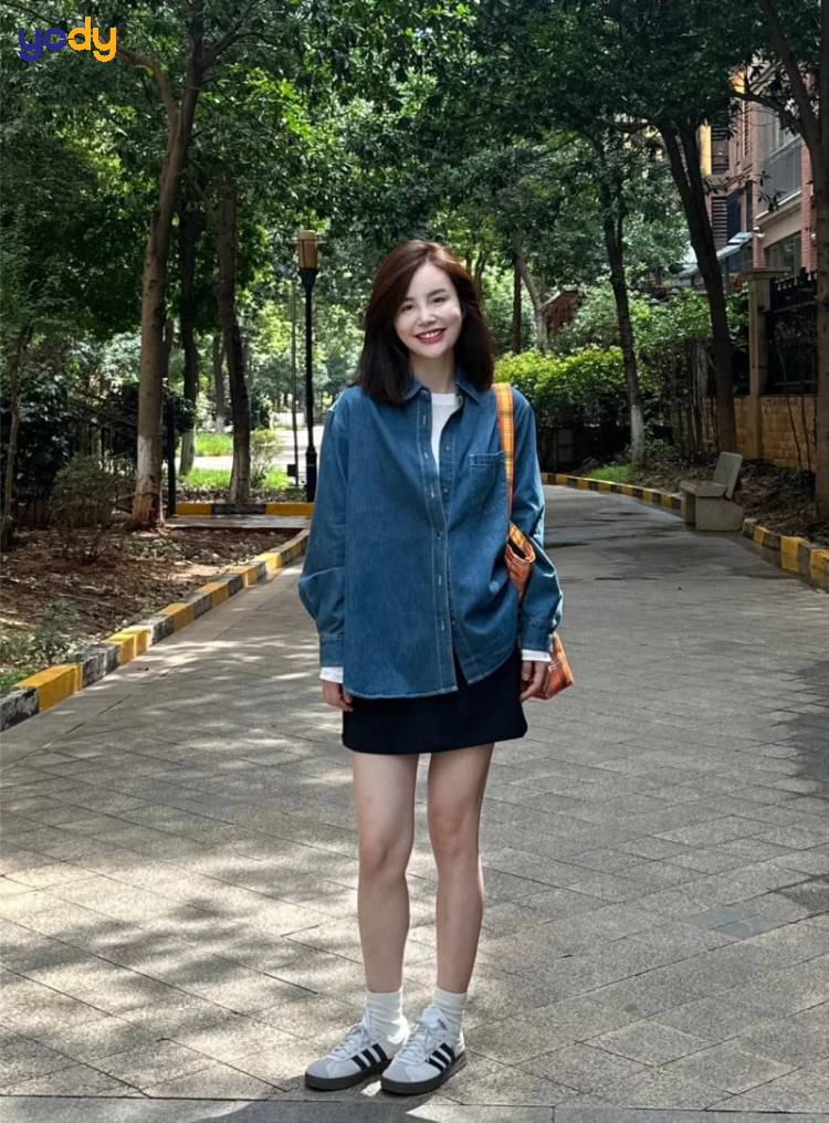 Phối áo sơ mi với áo thun và quần jeans