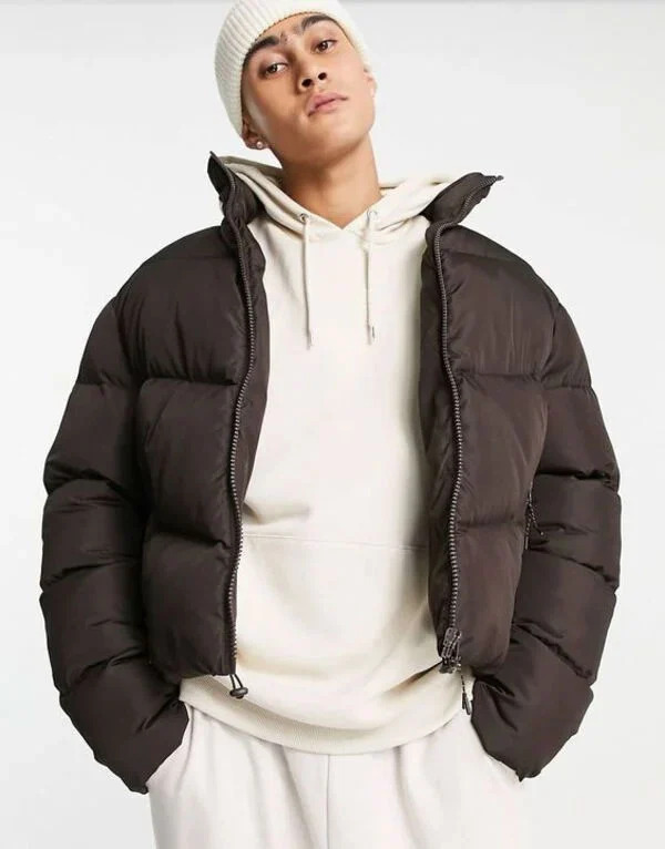 Kết hợp cùng áo hoodie bên trong