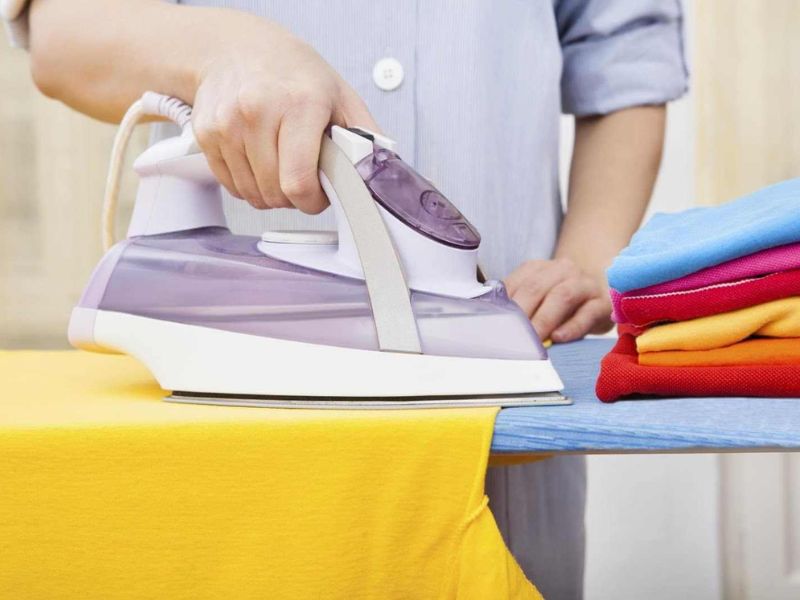 Sử dụng bàn là để áo khoác gió dù được thẳng nếp tại những chỗ bị nhăn