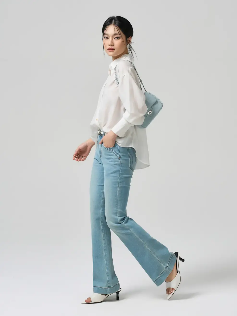 Sơ mi giúp jeans ống rộng thêm thanh lịch, chỉn chu