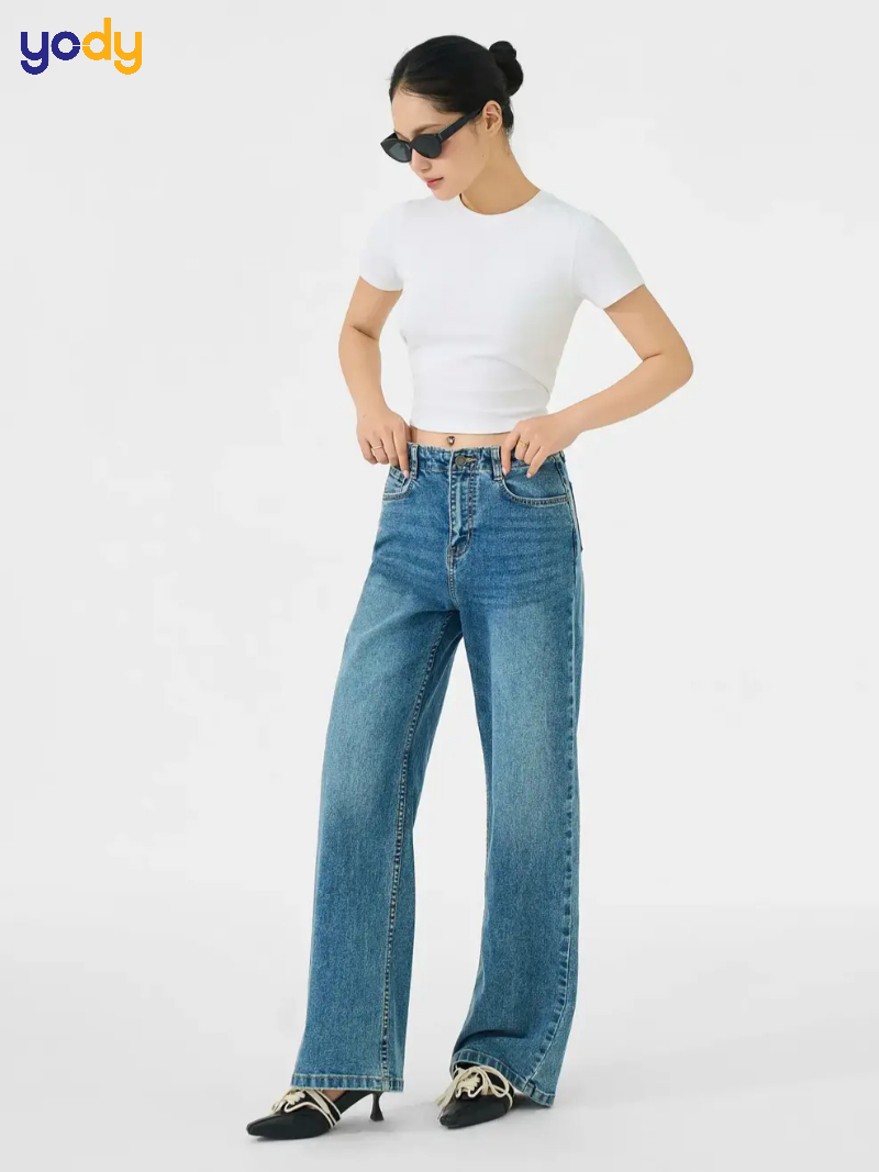 Áo thun cổ tròn và quần jean ống suông