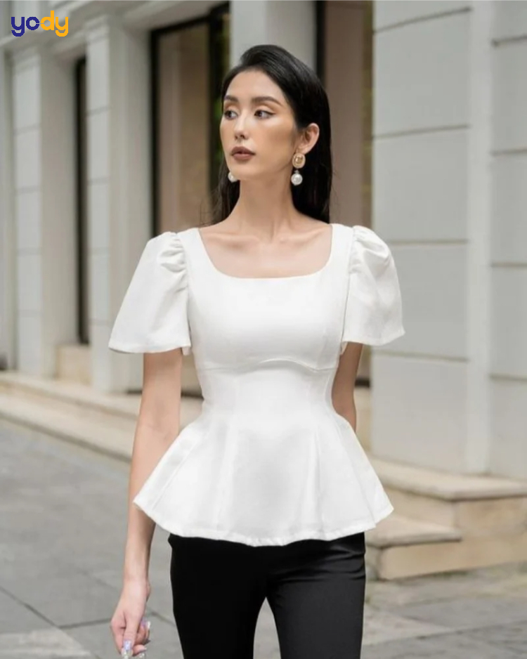 Phối quần tây đen với áo kiểu peplum