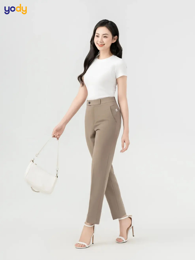 Kết hợp quần âu với áo phông in hình trẻ trung