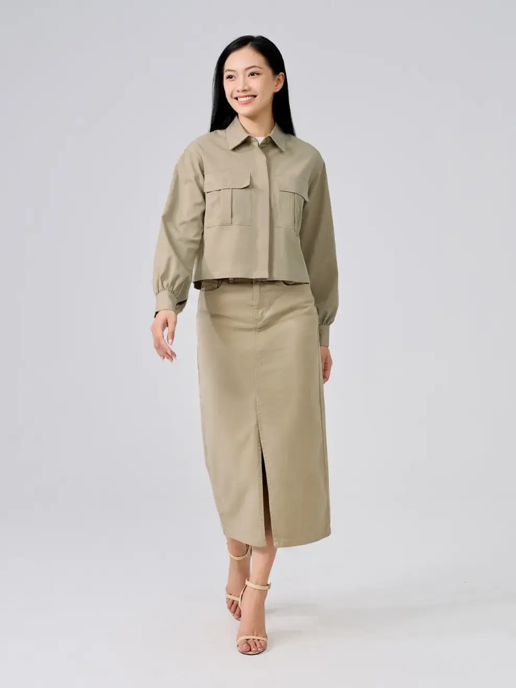 Áo sơ mi trắng và chân váy dài tạo nên phong cách thanh lịch