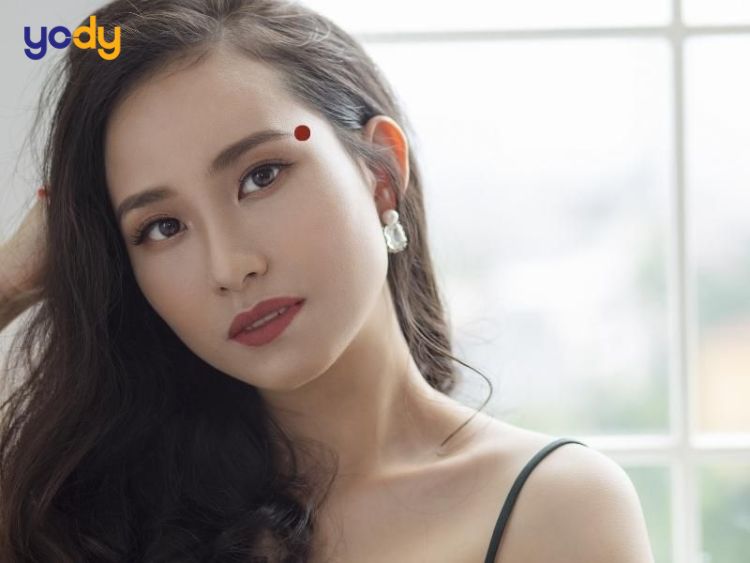 Phụ nữ có nốt ruồi son ở đuôi lông mày thường rất thông minh, nhanh nhạy