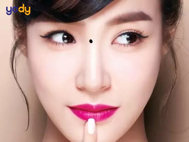 Nữ giới có nốt ruồi ở giữa 2 lông mày thường rất cởi mở, hướng ngoại