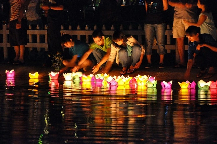 Lễ thả hoa đăng trong lễ Vu Lan