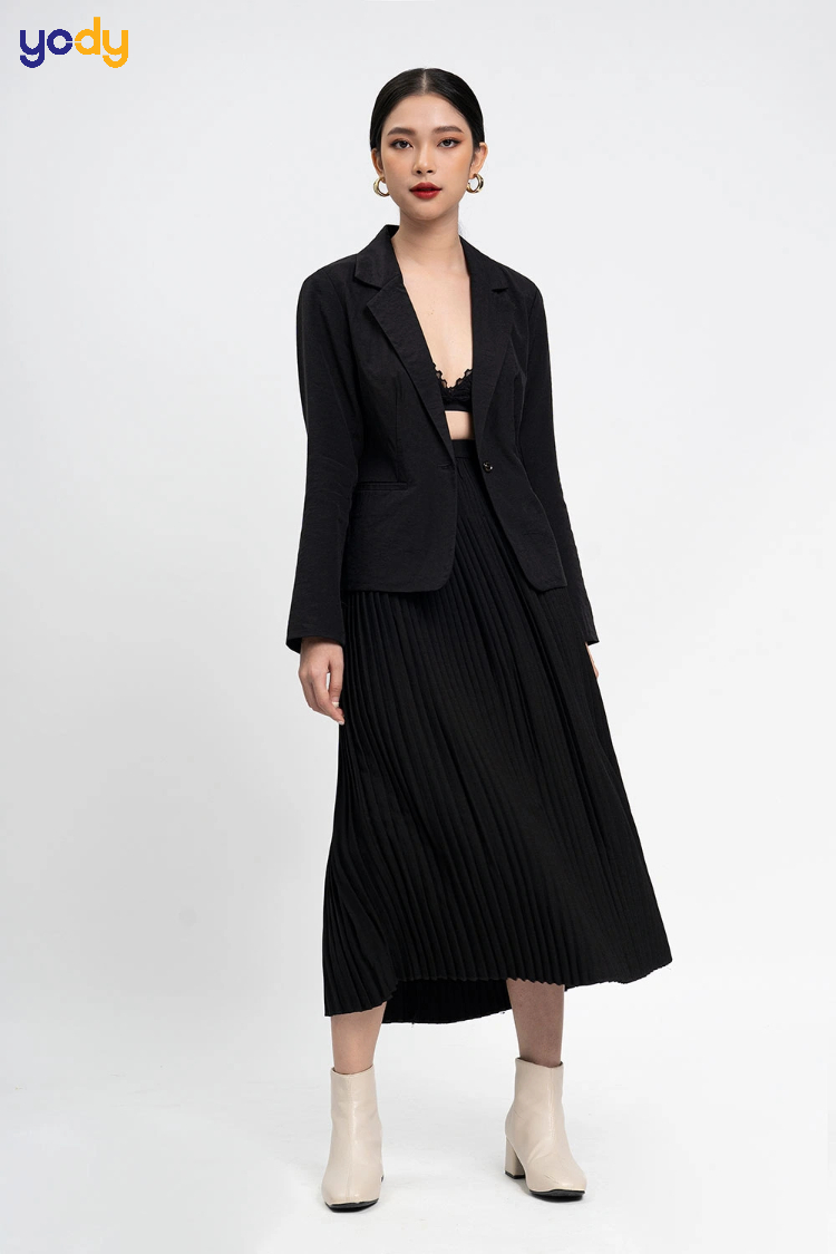 Phối chân váy dài đen với áo blazer cho phong cách công sở